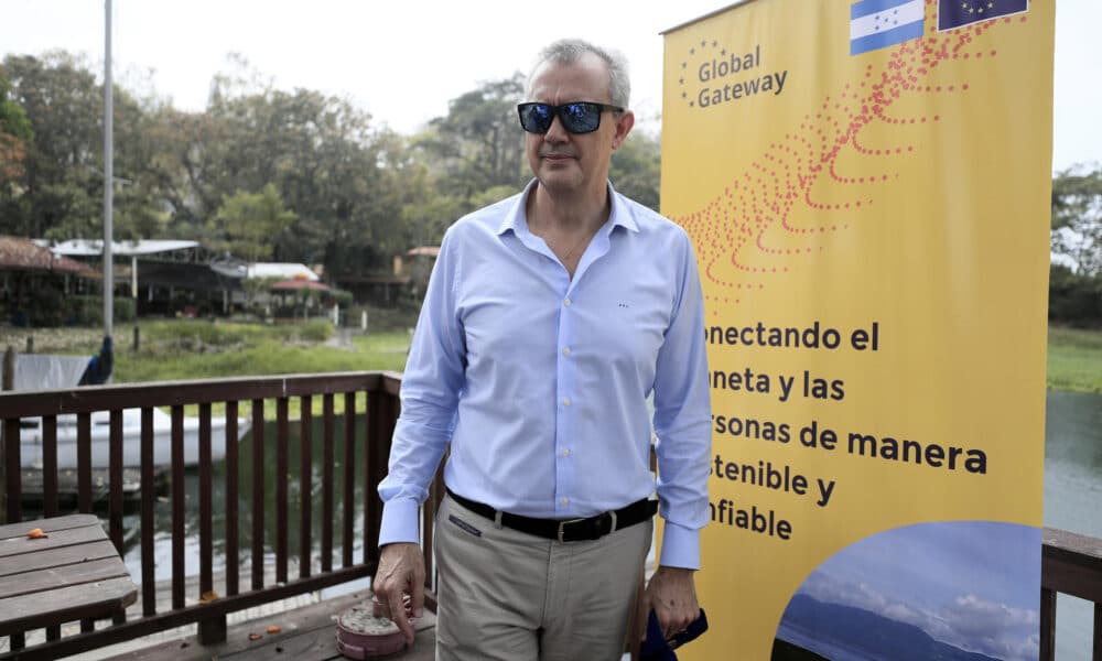 Fotografía de archivo del 11 de marzo de 2024 del director para América Latina y el Caribe de la Comisión Europea Félix Fernández-Shaw en el departamento de Cortes al norte de Honduras. EFE/ Gustavo Amador