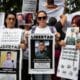 Fotografía de archivo de personas durante una protesta frente al Ministerio Público para exigir la liberación de presuntos presos políticos, en Caracas (Venezuela). EFE/ Ronald Peña R.