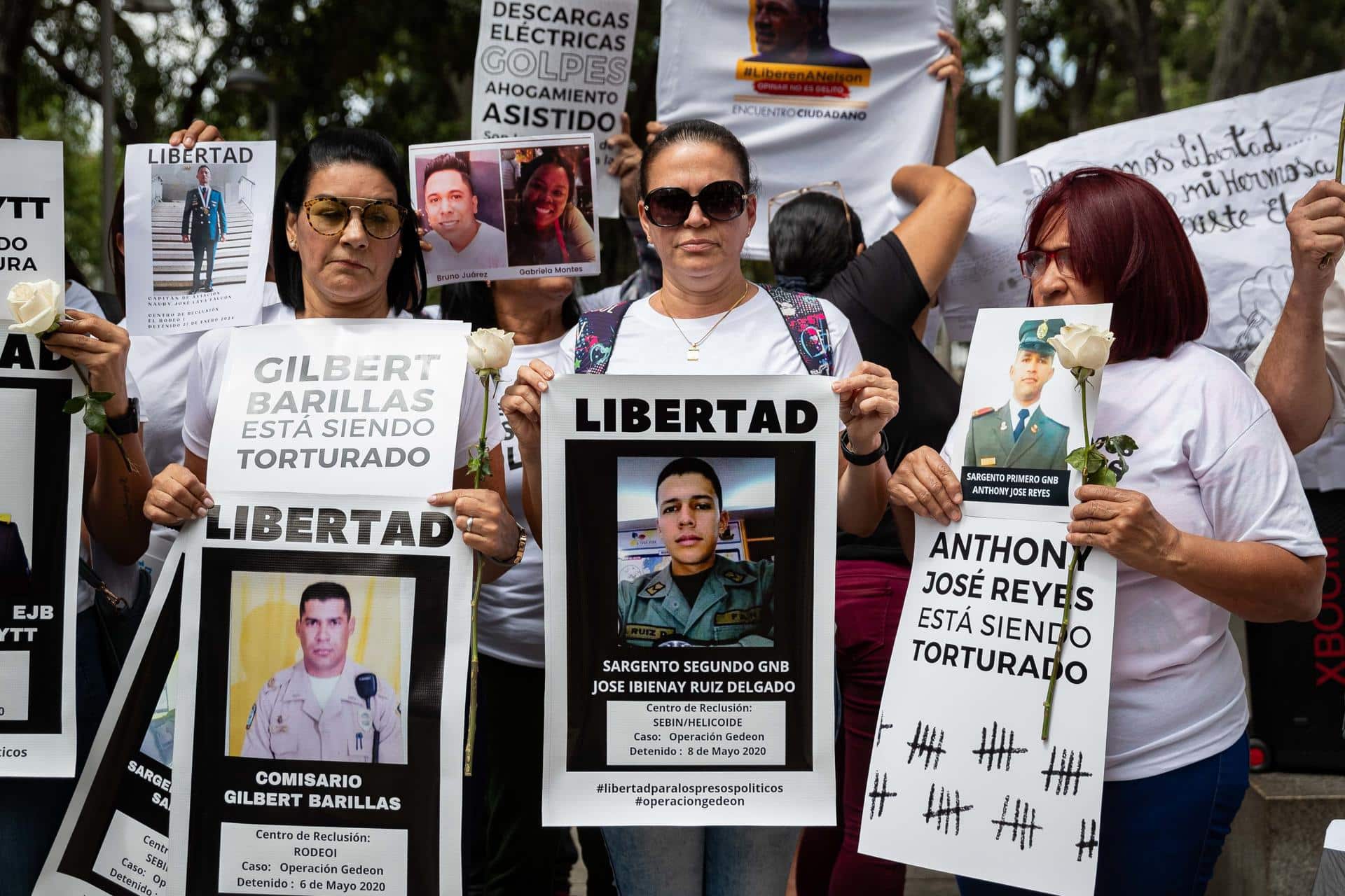 Fotografía de archivo de personas durante una protesta frente al Ministerio Público para exigir la liberación de presuntos presos políticos, en Caracas (Venezuela). EFE/ Ronald Peña R.