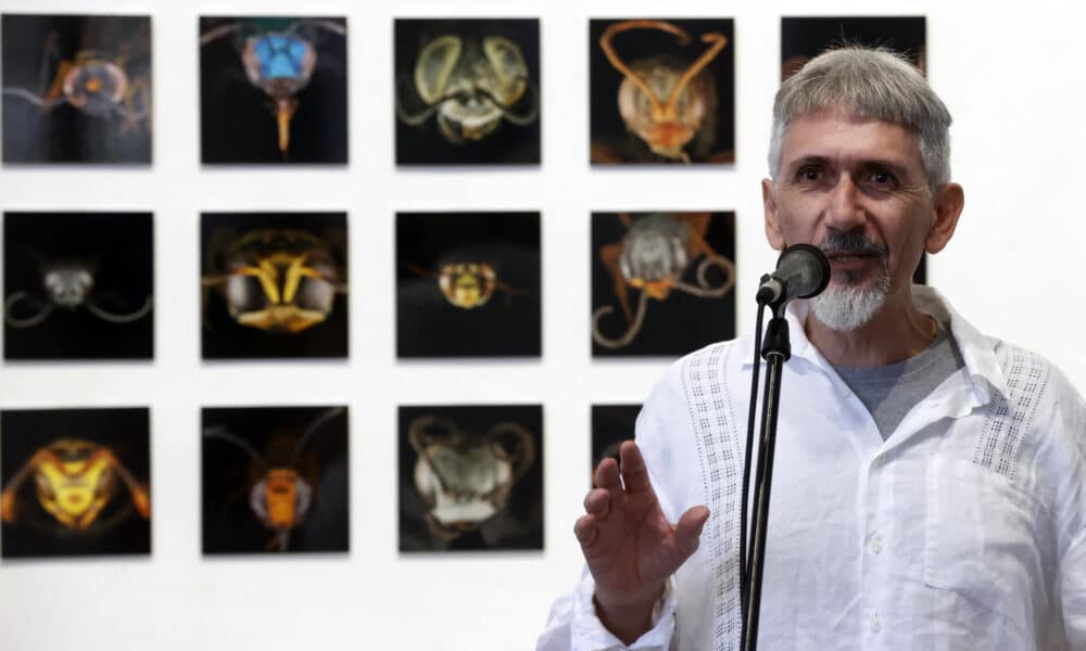 El biólogo alemán Alexander Kroupa habla durante la inauguración de su exposición sobre la biodiversidad cubana, este viernes en La Habana (Cuba). EFE/ Ernesto Mastrascusa