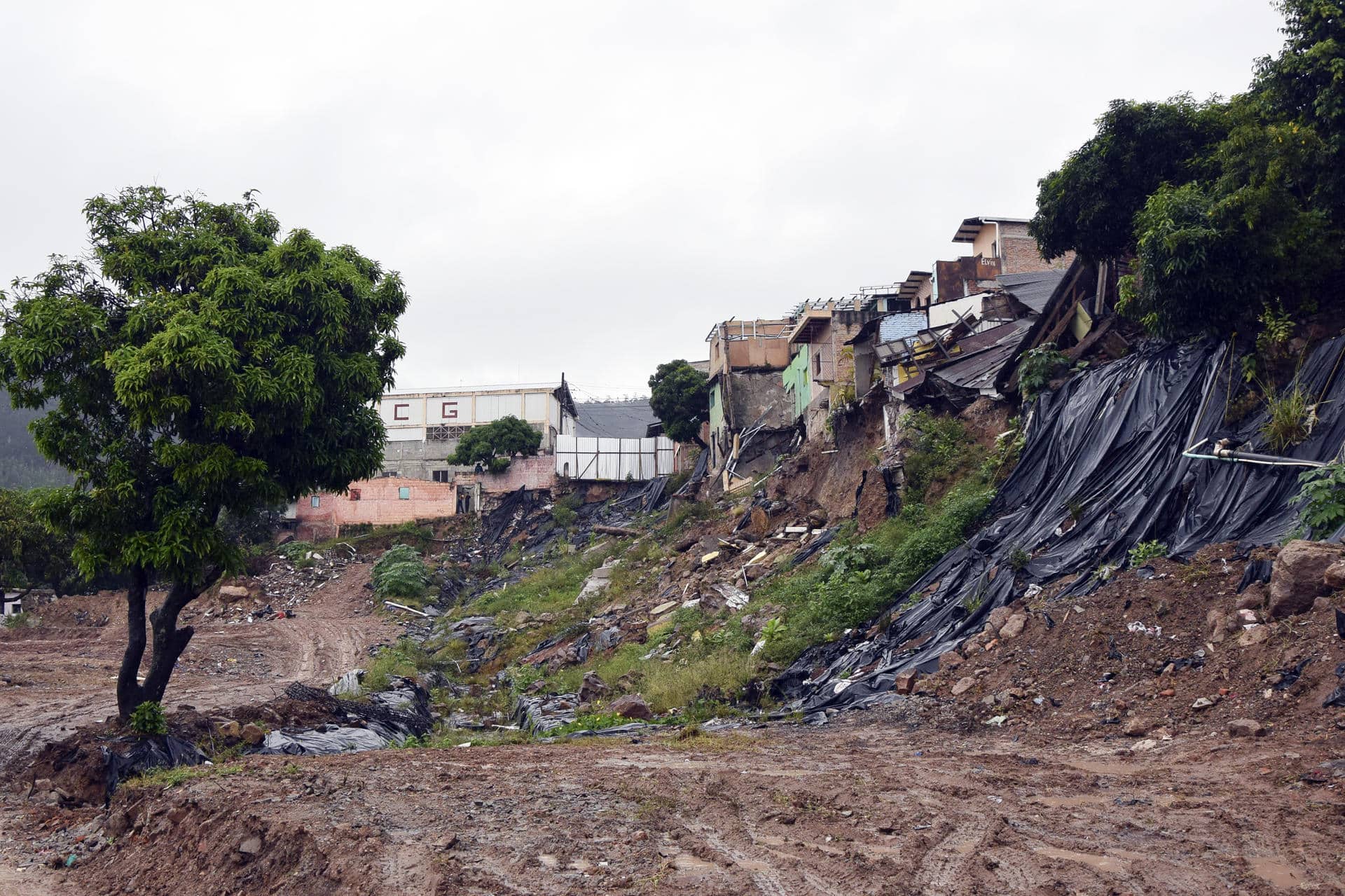 Fotografía del 17 de noviembre de 2024 que muestra una zona de derrumbes en Tegucigalpa (Honduras). EFE/ STR