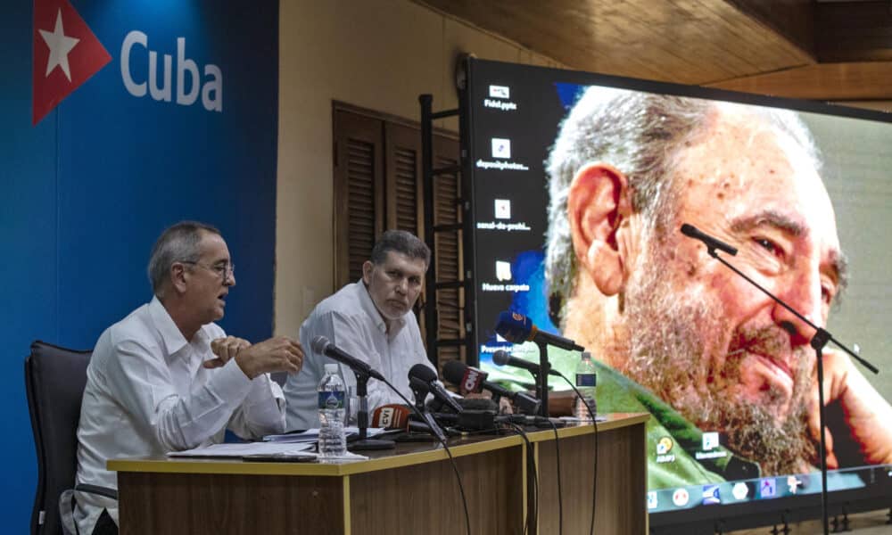 Los ministros cubanos de Economía y el de Comercio Exterior y la Inversión Extranjera, Joaquín Alonso Vázquez (i) y Oscar Pérez-Oliva Fraga (c), hablan durante una conferencia de prensa en el Ministerio del Exterior, este jueves en La Habana (Cuba). Cuba anticipó este jueves que su Producto Interno Bruto (PIB) posiblemente sufrirá una contracción en 2024 tras los dos huracanes y dos sismos registrados en las últimas cuatro semanas, además de su prolongada crisis energética. EFE/Yander Zamora