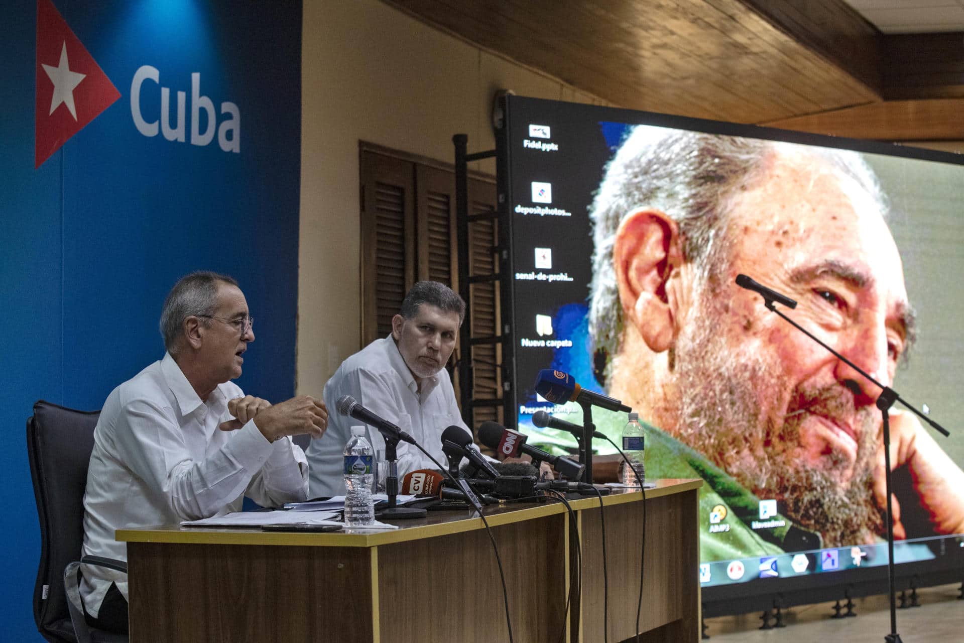 Los ministros cubanos de Economía y el de Comercio Exterior y la Inversión Extranjera, Joaquín Alonso Vázquez (i) y Oscar Pérez-Oliva Fraga (c), hablan durante una conferencia de prensa en el Ministerio del Exterior, este jueves en La Habana (Cuba). Cuba anticipó este jueves que su Producto Interno Bruto (PIB) posiblemente sufrirá una contracción en 2024 tras los dos huracanes y dos sismos registrados en las últimas cuatro semanas, además de su prolongada crisis energética. EFE/Yander Zamora