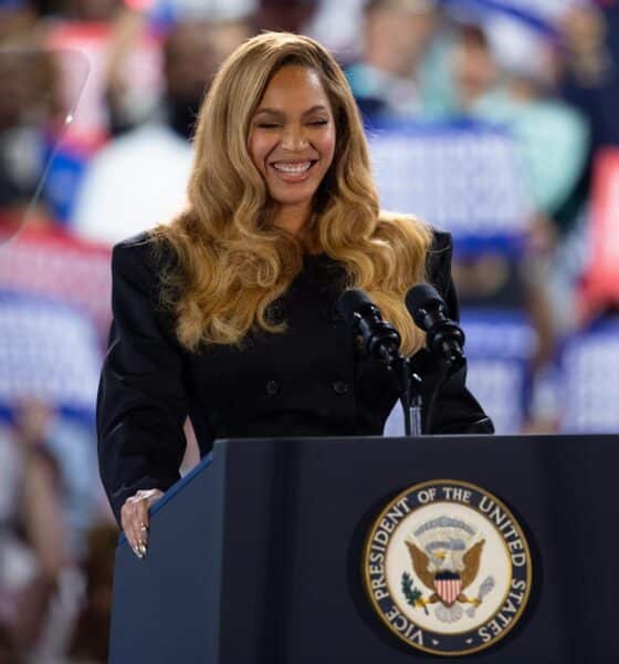 La cantante estadounidense Beyoncé, que actuará en el descanso del partido Texas-Ravens de la NFL, durante su intervención el pasado 25 de octubre en un mitin de la candidata demócrata Kamala Harris, en el estadio Shell Energy en Houston, Texas. EFE/EPA/CARLOS RAMIREZ