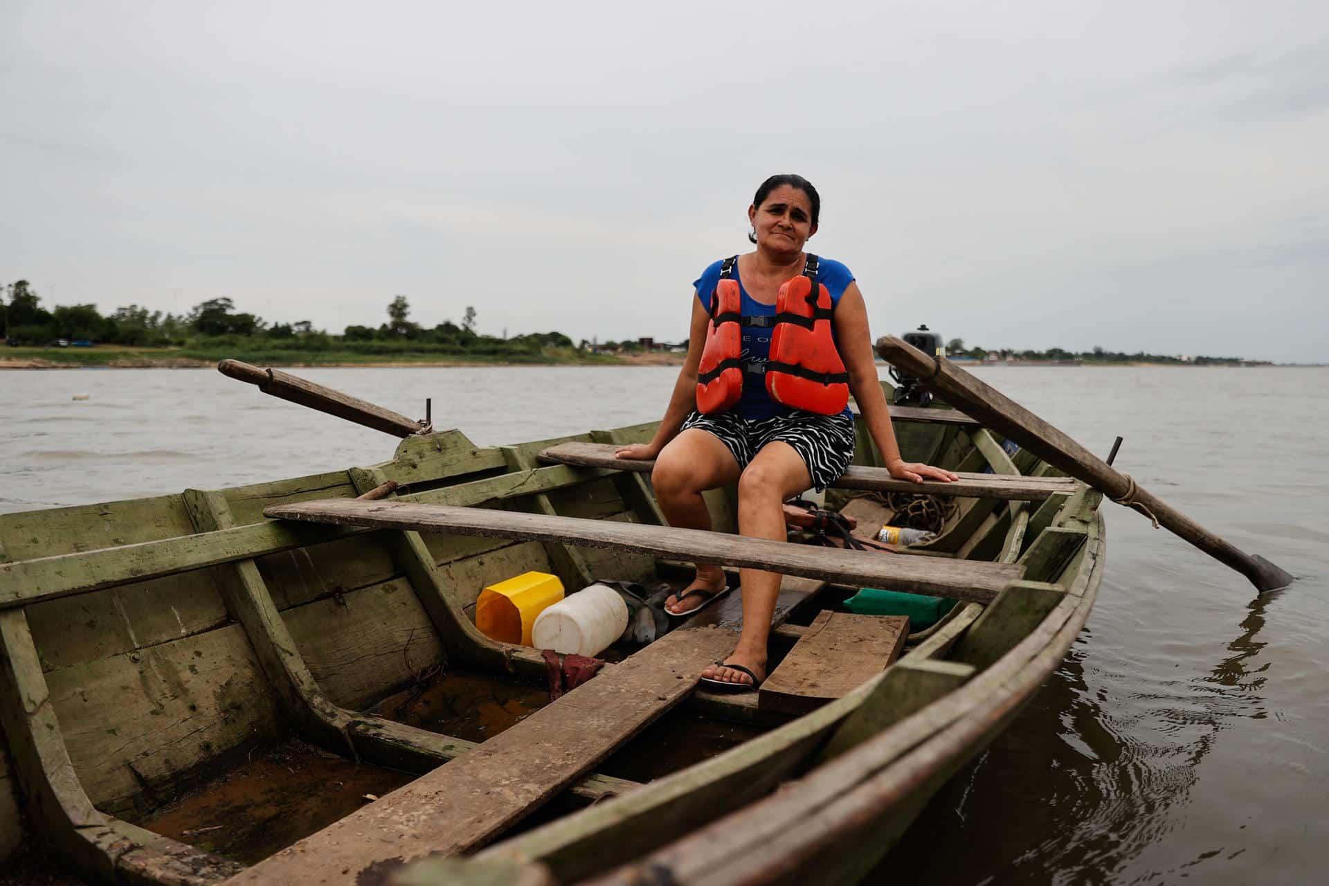 Fotografía de Mónica Bogado, una de las once mujeres pescadoras integrantes de la Asociación San Vicente, posando en el río Paraguay, en Asunción. EFE/ Juan Pablo Pino