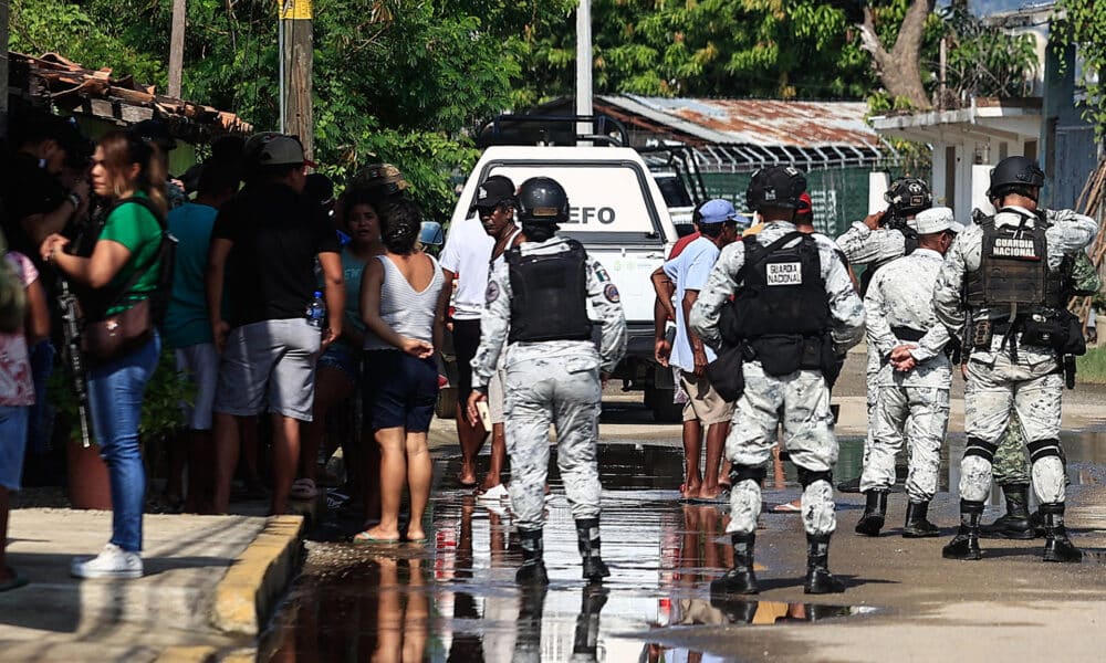 Personal de la Guardia Nacional (GN), resguardan la zona donde se cometió un múltiple asesinato en Acapulco (México). Archivo. EFE/ David Guzmán