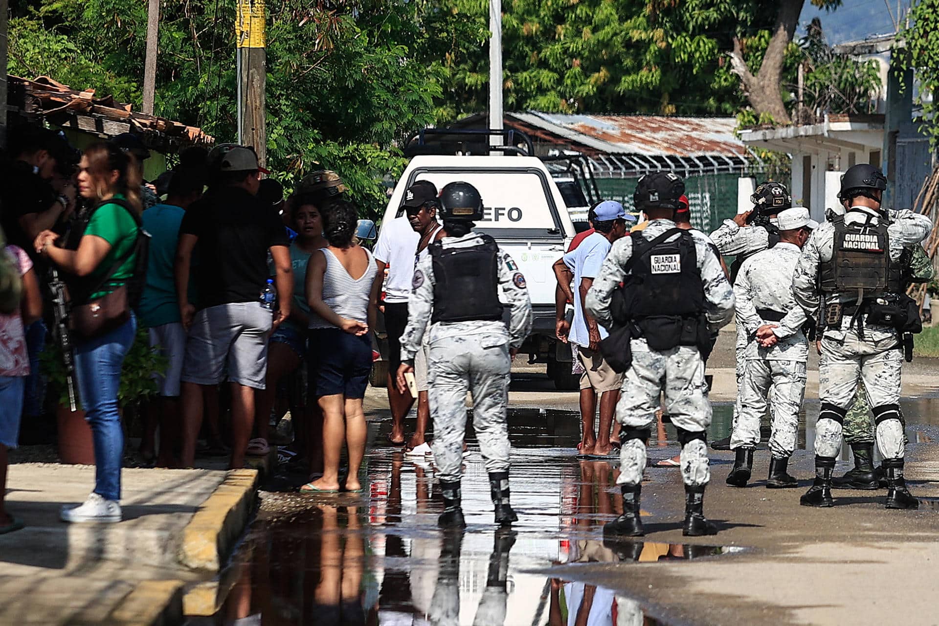 Personal de la Guardia Nacional (GN), resguardan la zona donde se cometió un múltiple asesinato en Acapulco (México). Archivo. EFE/ David Guzmán