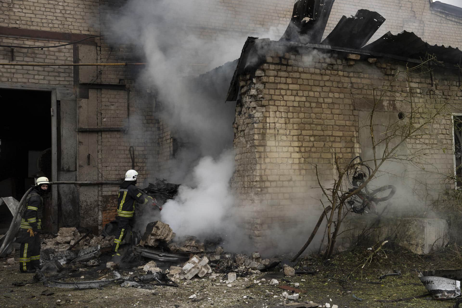 Imagen de un edificio de Jarkov tras un ataque ruso. EFE/ Orlando Barría