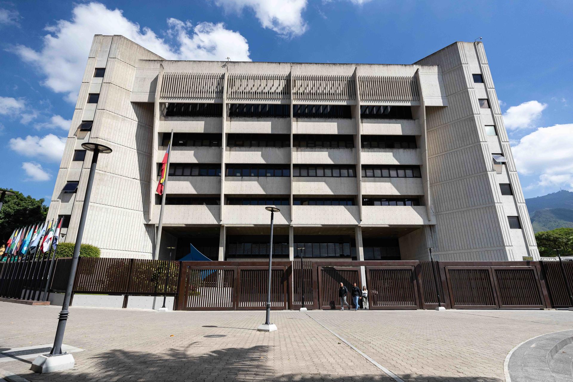 Fotografía de la fachada del Tribunal Supremo de Justicia (TSJ) el 30 de octubre de 2024, en Caracas (Venezuela). EFE/ Ronald Peña R