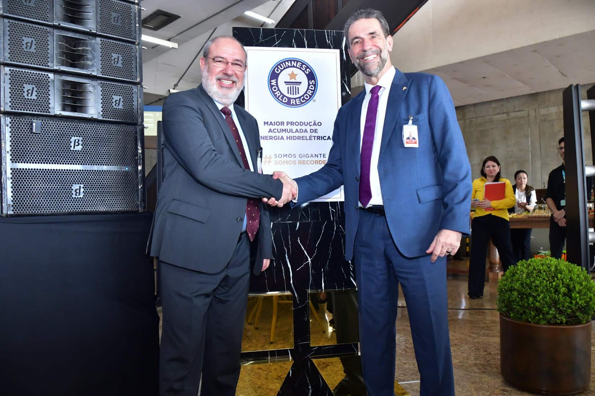 Fotografía cedida por Itaipú Binacional del director general paraguayo de Itaipú, Justo Zacarías (i) y el director general brasileño de Itaipú, Enio Verri posando este viernes en Hernandarias (Paraguay). EFE/ Itaipú Binacional