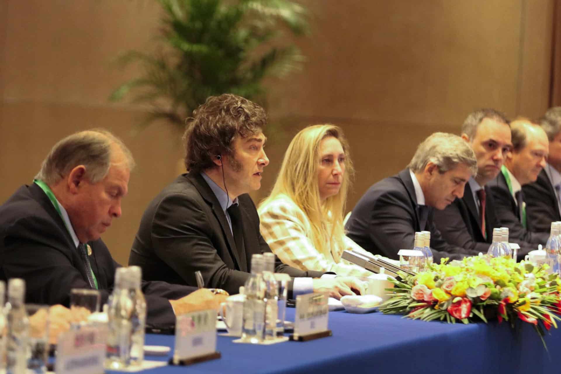 Fotografía cedida por la Presidencia de Argentina del mandatario de Argentina, Javier Milei (2-i), en una reunión bilateral con su homólogo de China, Xi Jinping, en el marco de la cumbre G20, este martes en Río de Janeiro (Brasil). EFE/ Presidencia de Argentina