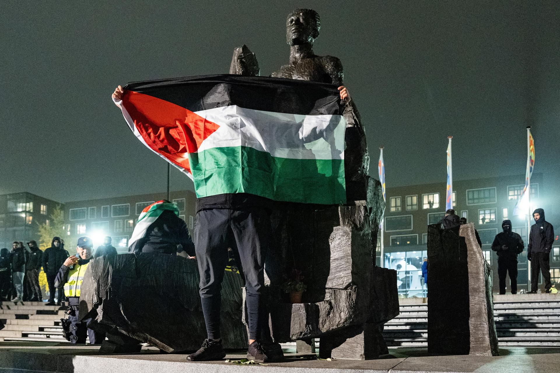 Personas con banderas palestinas en el exterior del estadio Johan Cruiff Arena de Amsterdam. EFE/EPA/JEROEN JUMELET