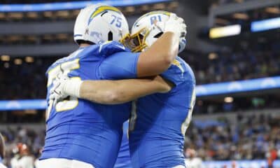 Bradley Bozeman (i) y Will Dissly, de Los Angeles Chargers, celebran después de un 'touchdown' ante los Cincinnati Bengals. EFE/EPA/CAROLINE BREHMAN