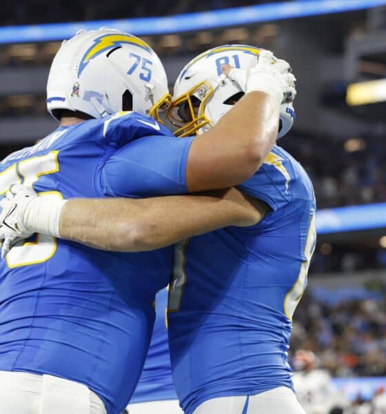 Bradley Bozeman (i) y Will Dissly, de Los Angeles Chargers, celebran después de un 'touchdown' ante los Cincinnati Bengals. EFE/EPA/CAROLINE BREHMAN