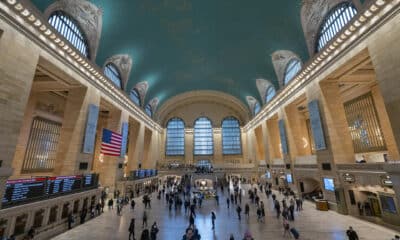 Unas personas caminan en el interior de la terminal de metro el 14 de noviembre de 2024 en la estación Gran Central en Nueva York (Estados Unidos). EFE/Ángel Colmenares