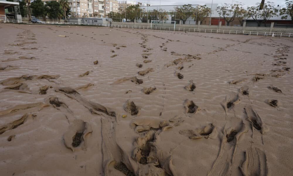 El barro cubre por completo un campo de fútbol en Sedaví, Valencia, este sábado. EFE/ Kai Försterling