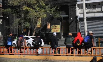 Fotografía del 23 de noviembre de 2024 que muestra a migrantes esperando afuera de un refugio para poder cruzar la frontera hacia Estados Unidos, en Ciudad Juárez, estado de Chihuahua (México). EFE/ Luis Torres