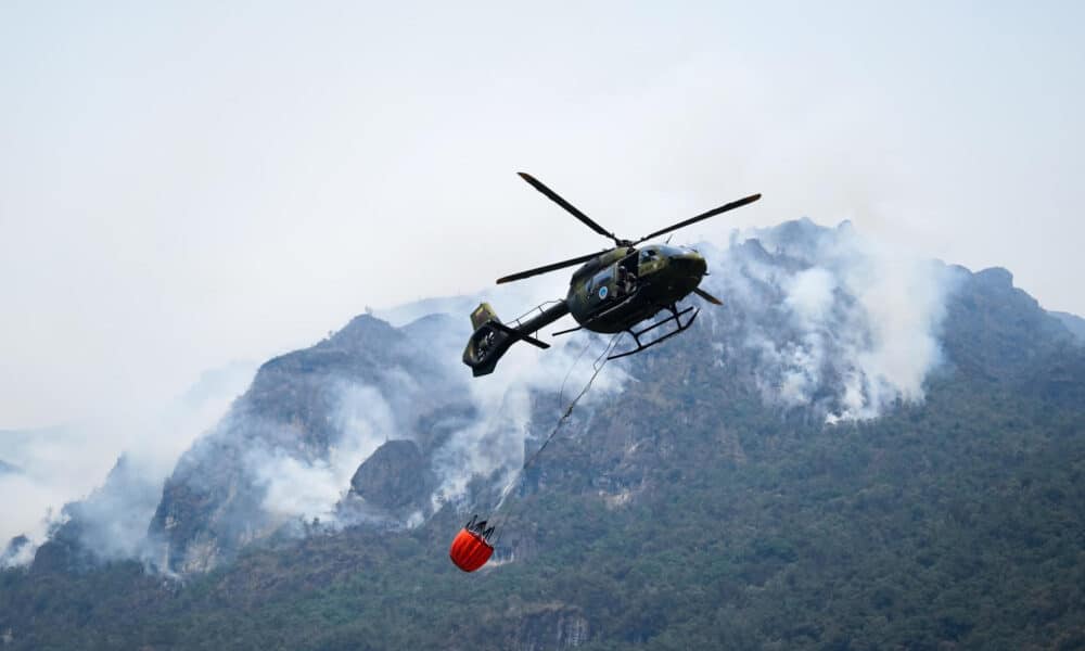 Fotografía sin fecha cedida por el Cuerpo de Bomberos de Cuenca de un helicóptero combatiendo un incendio forestal en el Parque Nacional Cajas, en Cuenca (Ecuador). EFE/ Cuerpo de Bomberos de Cuenca