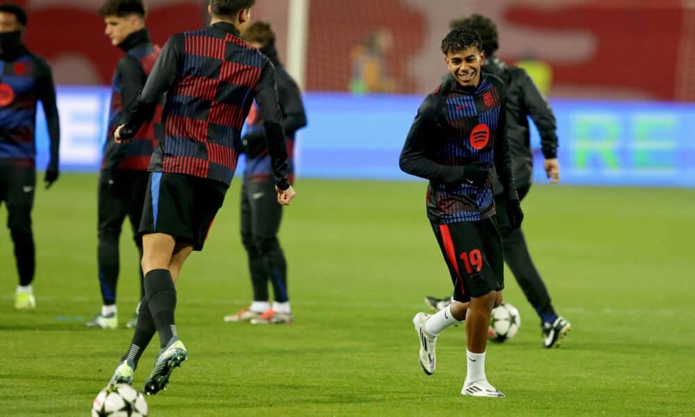 El jugador del Barcelona Lamine Yamal (d) Barcelona en el calentamiento en Belgrado. EFE/EPA/ANDREJ CUKIC