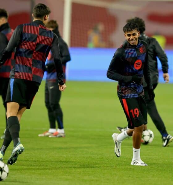 El jugador del Barcelona Lamine Yamal (d) Barcelona en el calentamiento en Belgrado. EFE/EPA/ANDREJ CUKIC