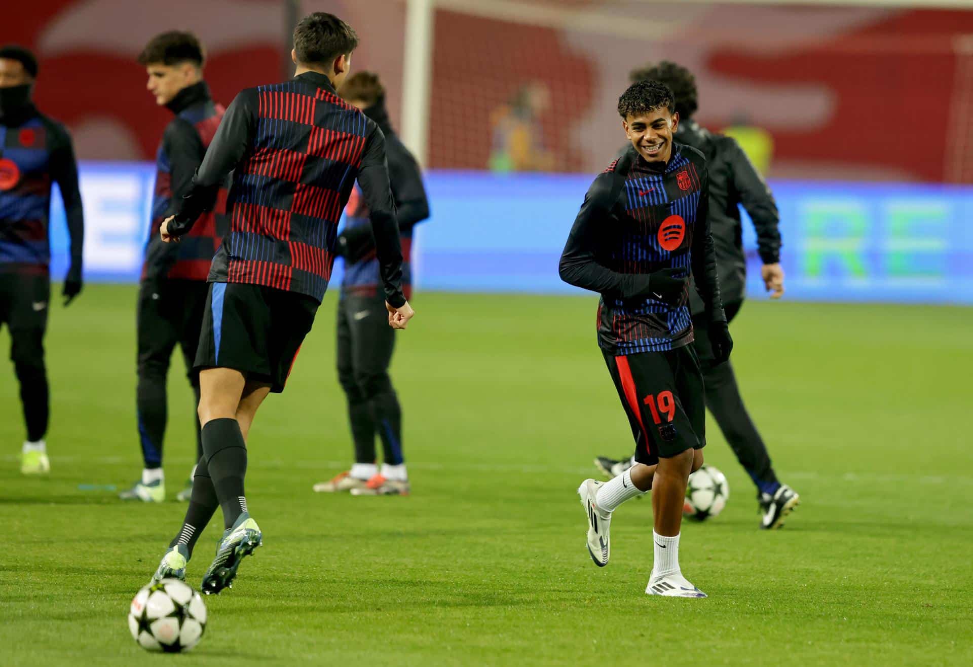 El jugador del Barcelona Lamine Yamal (d) Barcelona en el calentamiento en Belgrado. EFE/EPA/ANDREJ CUKIC