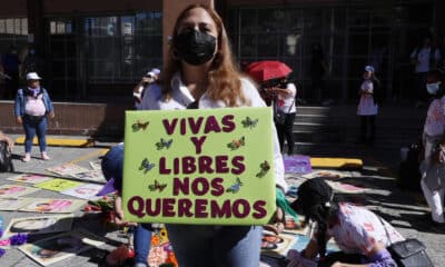 Fotografía de archivo de colectivos de mujeres realizan un plantón en el Día Internacional de la Eliminación de la Violencia contra la Mujer, en Tegucigalpa. EFE/Gustavo Amador