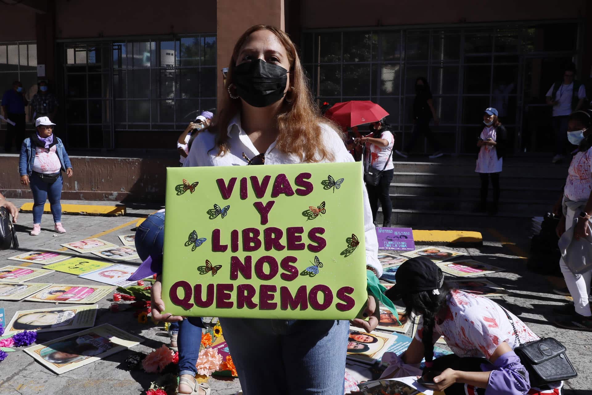 Fotografía de archivo de colectivos de mujeres realizan un plantón en el Día Internacional de la Eliminación de la Violencia contra la Mujer, en Tegucigalpa. EFE/Gustavo Amador