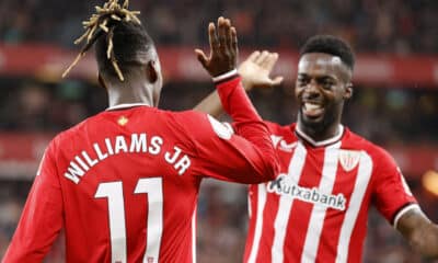 El centrocampista del Athletic Club Nico Williams (i) celebra un con su hermano Iñaki. EFE/Luis Tejido