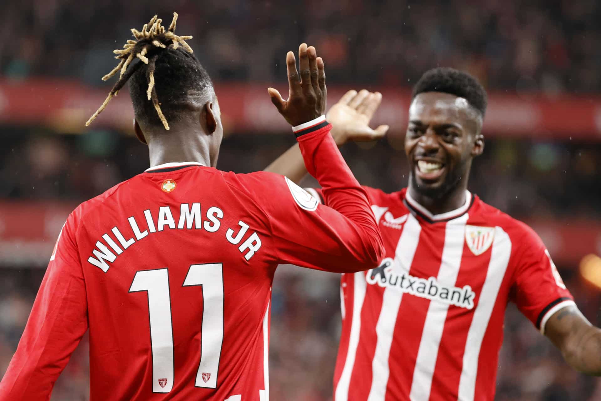 El centrocampista del Athletic Club Nico Williams (i) celebra un con su hermano Iñaki. EFE/Luis Tejido