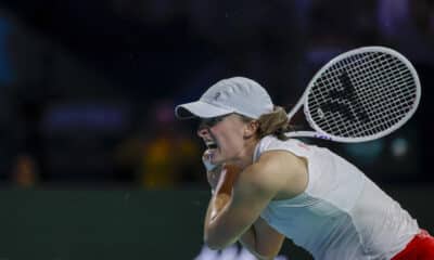 La tenista polaca Iga Swiatek ante la italiana Jasmine Paolini en el segundo partido de la eliminatoria de semifinales de la Copa Billie Jean King de tenis, este lunes en Málaga. EFE/ Jorge Zapata