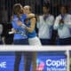 La tenista italiana Lucia Bronzetti celebra su victoria ante la polaca Magda Linette en partido de semifinales de la Copa Billie Jean King de tenis, en Málaga. EFE/ Jorge Zapata