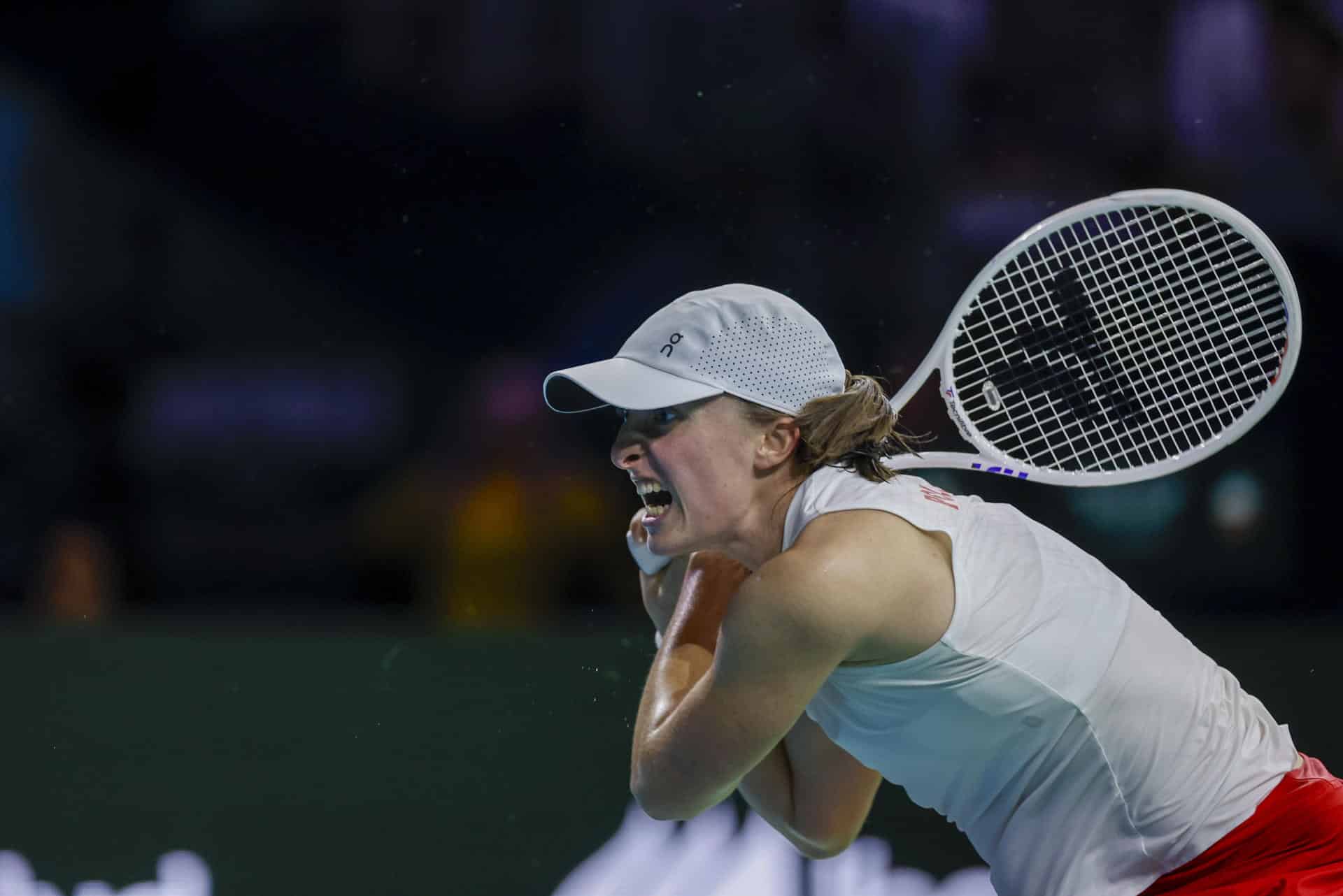 La tenista italiana Lucia Bronzetti celebra su victoria ante la polaca Magda Linette en partido de semifinales de la Copa Billie Jean King de tenis, en Málaga. EFE/ Jorge Zapata