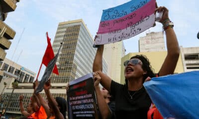 Un integrante de la comunidad LGBTI sostiene un cartel durante una manifestación, este miércoles, en la ciudad de Guayaquil (Ecuador). EFE/ Jonathan Miranda