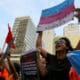 Un integrante de la comunidad LGBTI sostiene un cartel durante una manifestación, este miércoles, en la ciudad de Guayaquil (Ecuador). EFE/ Jonathan Miranda