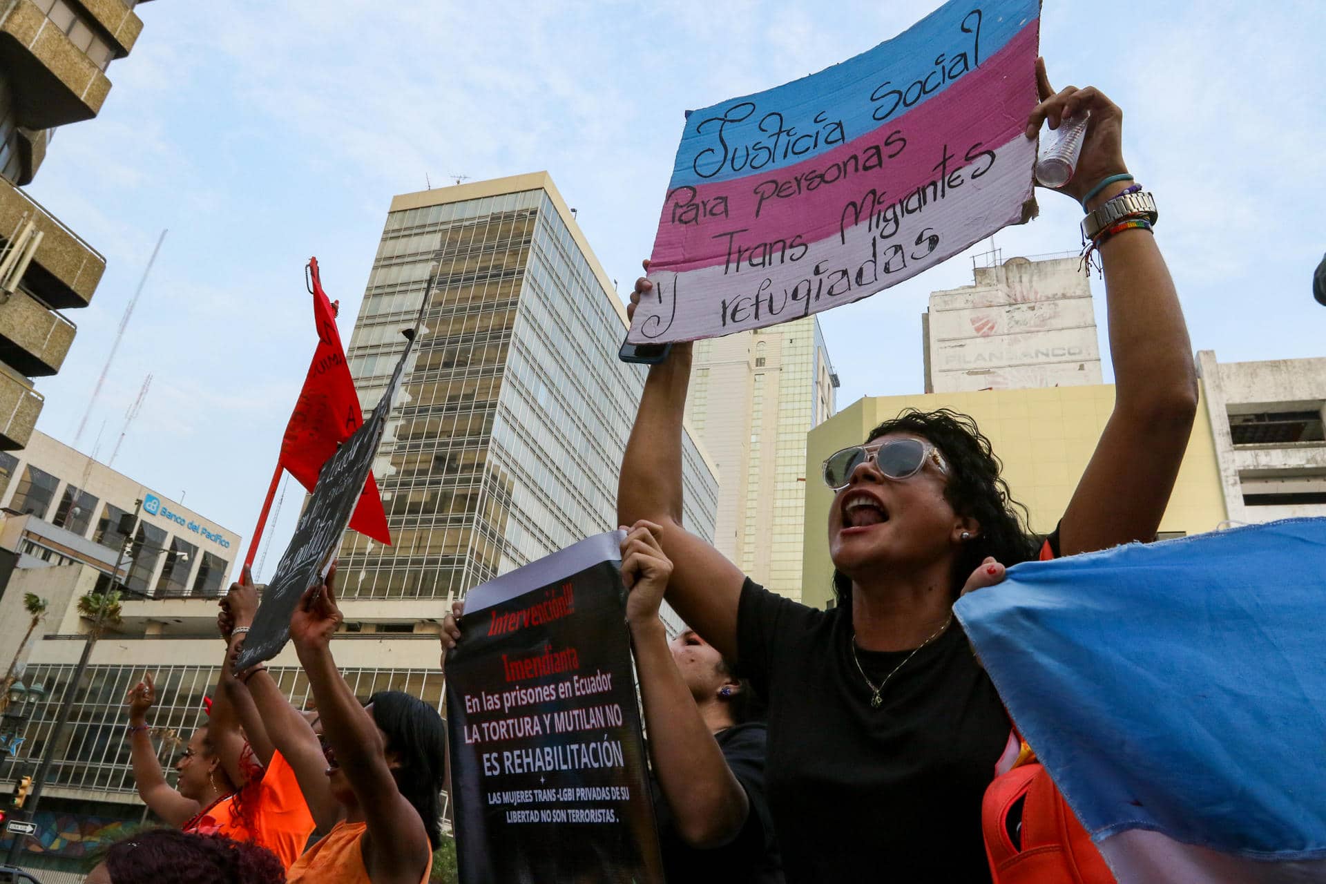 Un integrante de la comunidad LGBTI sostiene un cartel durante una manifestación, este miércoles, en la ciudad de Guayaquil (Ecuador). EFE/ Jonathan Miranda