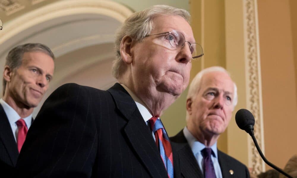 Fotografía de archivo del líder de la mayoría del Senado, el republicano Mitch McConnell (centro), en una conferencia de prensa junto al senador republicano de Dakota del Sur, John Thune (izq.), y el senador republicano de Texas, John Cornyn (der.), luego de un almuerzo de política republicana en el Senado, en Capitol Hill en Washington, DC, EE. UU.. EPA/Michael Reynolds