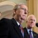 Fotografía de archivo del líder de la mayoría del Senado, el republicano Mitch McConnell (centro), en una conferencia de prensa junto al senador republicano de Dakota del Sur, John Thune (izq.), y el senador republicano de Texas, John Cornyn (der.), luego de un almuerzo de política republicana en el Senado, en Capitol Hill en Washington, DC, EE. UU.. EPA/Michael Reynolds