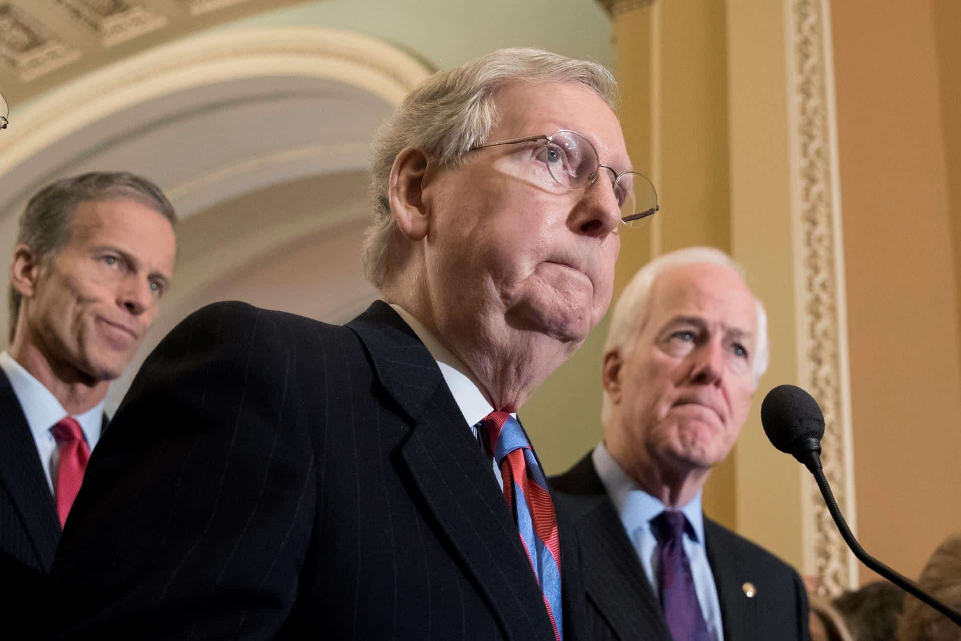 Fotografía de archivo del líder de la mayoría del Senado, el republicano Mitch McConnell (centro), en una conferencia de prensa junto al senador republicano de Dakota del Sur, John Thune (izq.), y el senador republicano de Texas, John Cornyn (der.), luego de un almuerzo de política republicana en el Senado, en Capitol Hill en Washington, DC, EE. UU.. EPA/Michael Reynolds