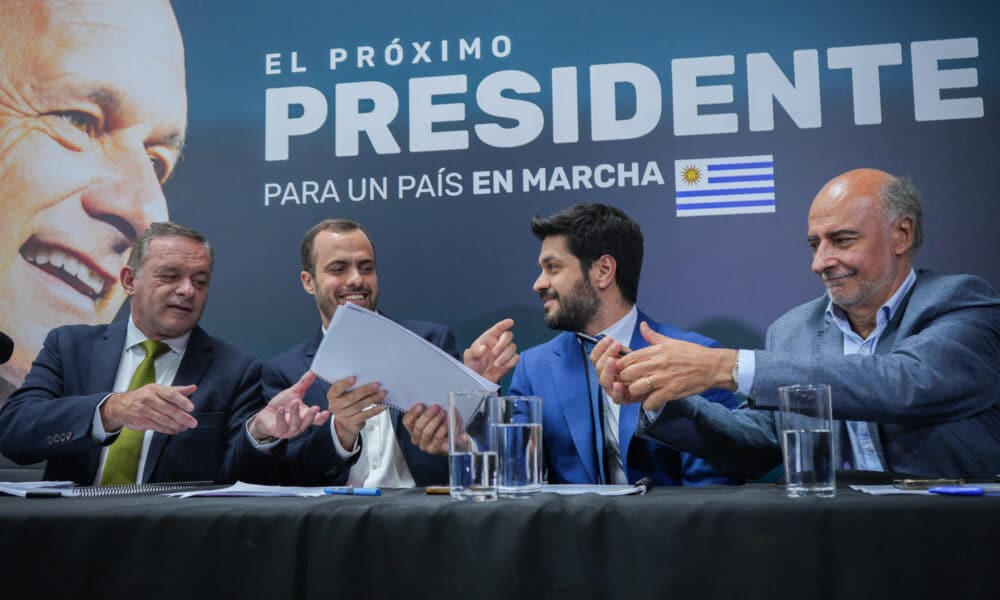 Desde la izquierda, el candidato presidencial por el Partido Nacional (PN), Alvaro Delgado, del PN Agustin Iturralde, del Partido Colorado Andrés Ojeda, y del Partido Independiente Pablo Mieres, asisten a una rueda de prensa este lunes, en Montevideo (Uruguay). EFE/ Sofía Torres