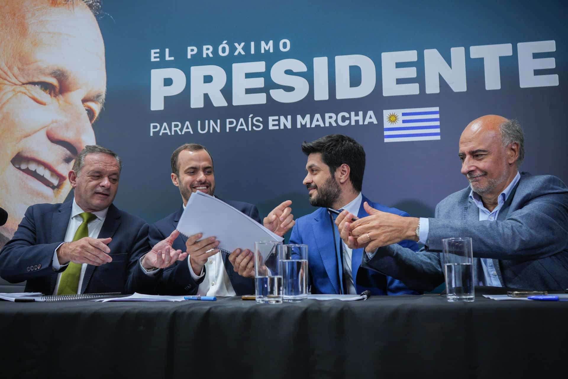 Desde la izquierda, el candidato presidencial por el Partido Nacional (PN), Alvaro Delgado, del PN Agustin Iturralde, del Partido Colorado Andrés Ojeda, y del Partido Independiente Pablo Mieres, asisten a una rueda de prensa este lunes, en Montevideo (Uruguay). EFE/ Sofía Torres