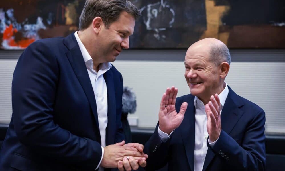 El canciller alemán Olaf Scholz (d) y el copresidente del Partido Socialdemócrata (SPD), Lars Klingbeil (i), asisten a una reunión de fracción en Berlín, Alemania. EFE/EPA/CLEMENS BILAN