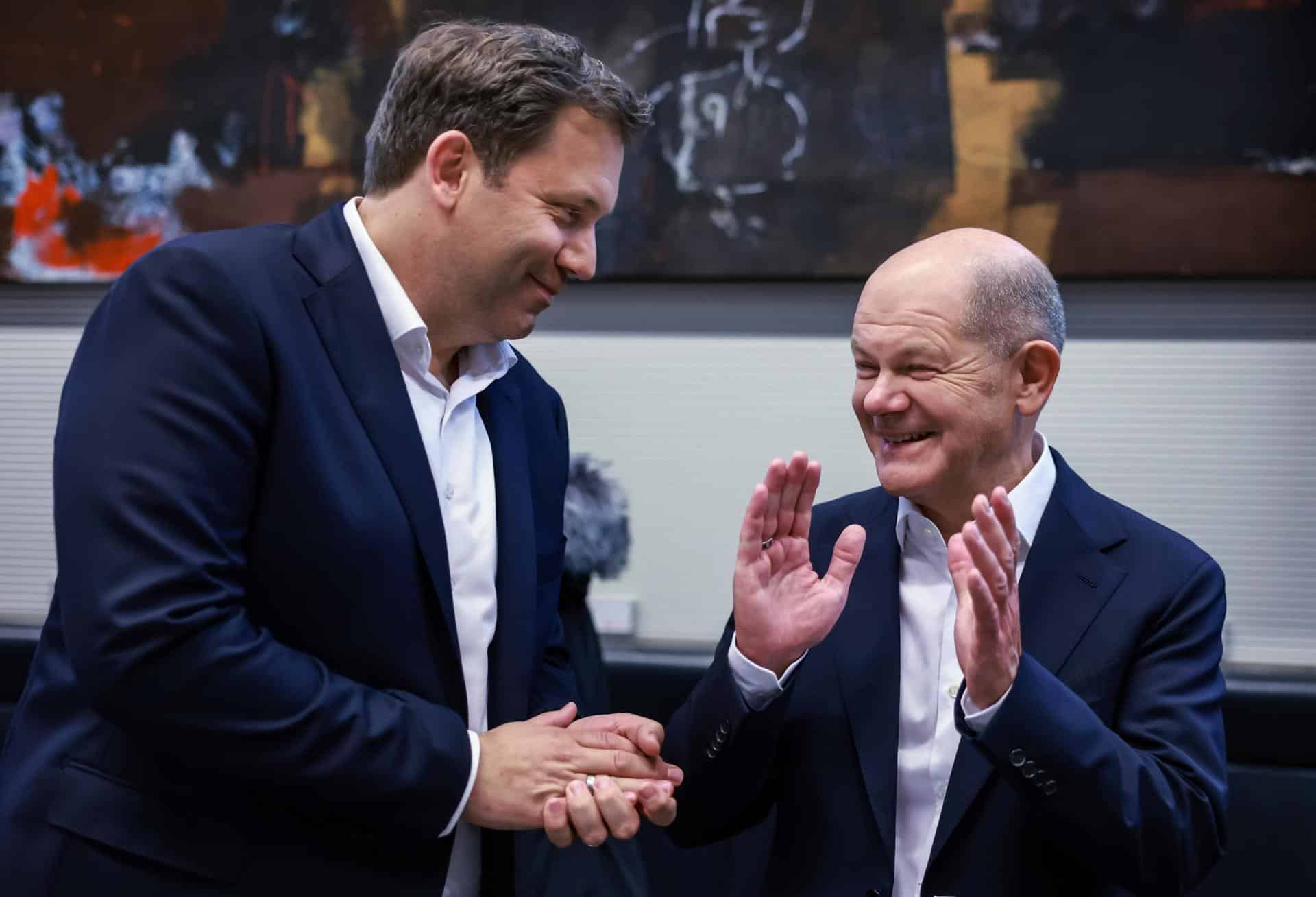 El canciller alemán Olaf Scholz (d) y el copresidente del Partido Socialdemócrata (SPD), Lars Klingbeil (i), asisten a una reunión de fracción en Berlín, Alemania. EFE/EPA/CLEMENS BILAN