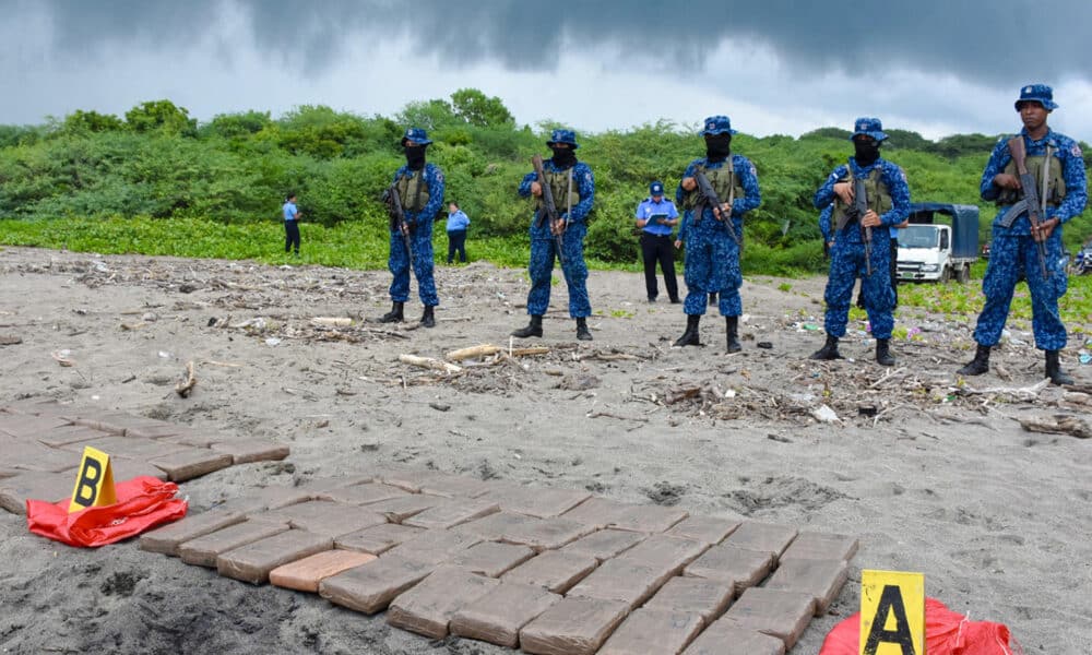 Fotografía cedida por el Ejercito de Nicaragua de Soldados custodiando un cargamento de droga incautado este martes, en el sector de playa Quizalá, en el municipio de San Rafael del Sur (Nicaragua). EFE/ Ejercito De Nicaragua