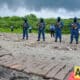 Fotografía cedida por el Ejercito de Nicaragua de Soldados custodiando un cargamento de droga incautado este martes, en el sector de playa Quizalá, en el municipio de San Rafael del Sur (Nicaragua). EFE/ Ejercito De Nicaragua