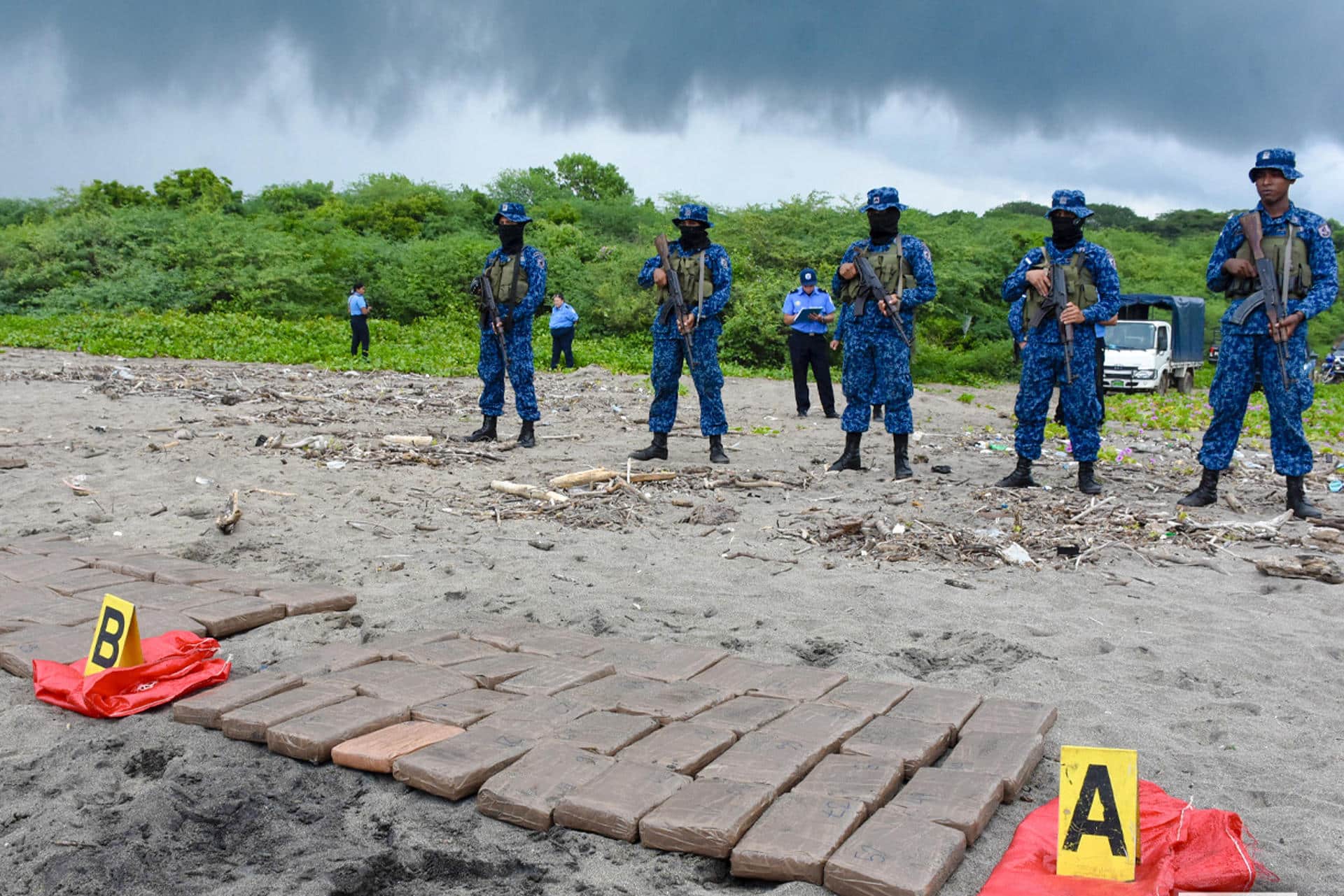 Fotografía cedida por el Ejercito de Nicaragua de Soldados custodiando un cargamento de droga incautado este martes, en el sector de playa Quizalá, en el municipio de San Rafael del Sur (Nicaragua). EFE/ Ejercito De Nicaragua