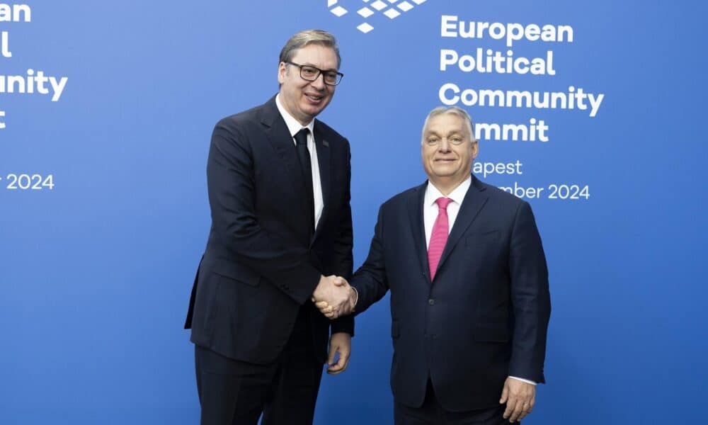 El primer ministro húngaro, Viktor Orban, (d), da la bienvenida al presidente serbio, Aleksandar Vucic, a la cumbre de la Comunidad Política Europea (CPE) Budapest, el 7 de noviembre de 2024. EFE/EPA/VIVIEN CHER BENKO - USO EDITORIAL SOLAMENTE - SIN VENTA USO EDITORIAL SOLAMENTE/SIN VENTA USO EDITORIAL SOLAMENTE/SIN VENTA