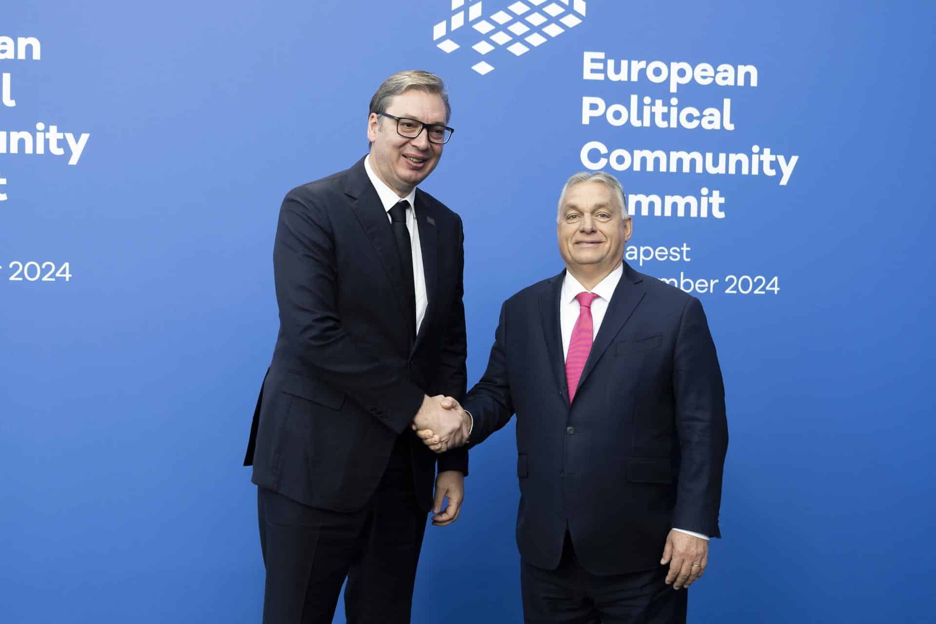 El primer ministro húngaro, Viktor Orban, (d), da la bienvenida al presidente serbio, Aleksandar Vucic, a la cumbre de la Comunidad Política Europea (CPE) Budapest, el 7 de noviembre de 2024. EFE/EPA/VIVIEN CHER BENKO - USO EDITORIAL SOLAMENTE - SIN VENTA USO EDITORIAL SOLAMENTE/SIN VENTA USO EDITORIAL SOLAMENTE/SIN VENTA