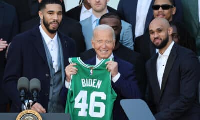 El presidente de Estados Unidos, Joe Biden, posa con una camiseta de los Boston Celtics con su nombre, junto a los jugadores Jayson Tatum (i) y Derrick White (d), este jueves en la Casa Blanca en Washington (Estados Unidos). EFE/ Octavio Guzmán