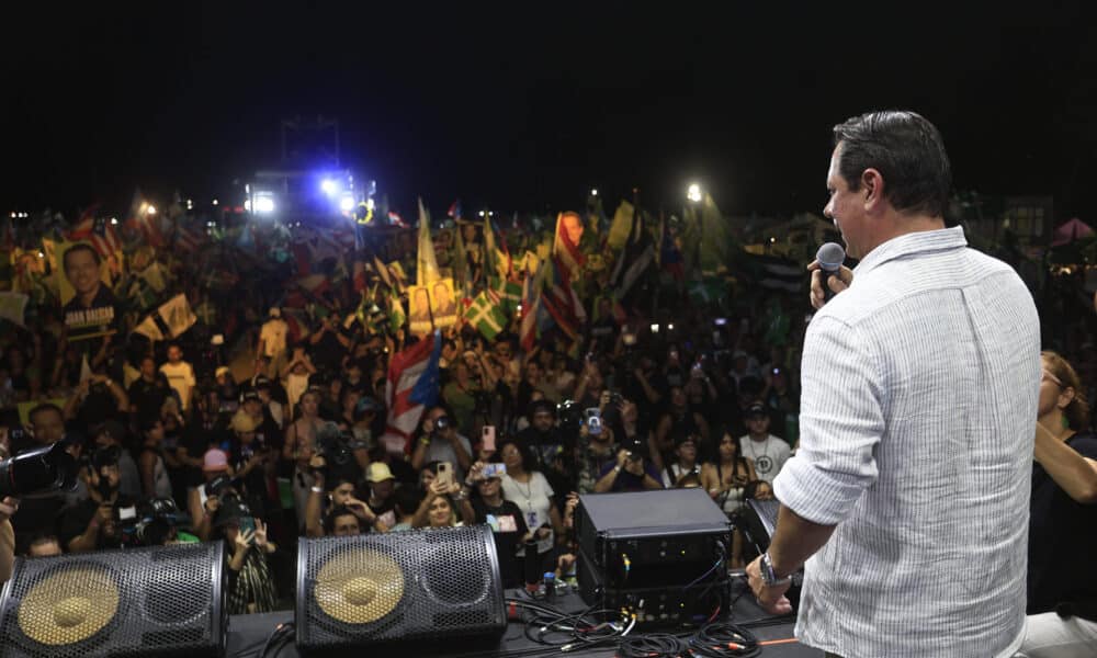 El candidato por el Partido Independentista a la Gobernación, Juan Dalmau habla durante el cierre de campaña de la alianza entre el Partido Independentista y Victoria Ciudadana este domingo, en San Juan (Puerto Rico). EFE/ Thais Llorca