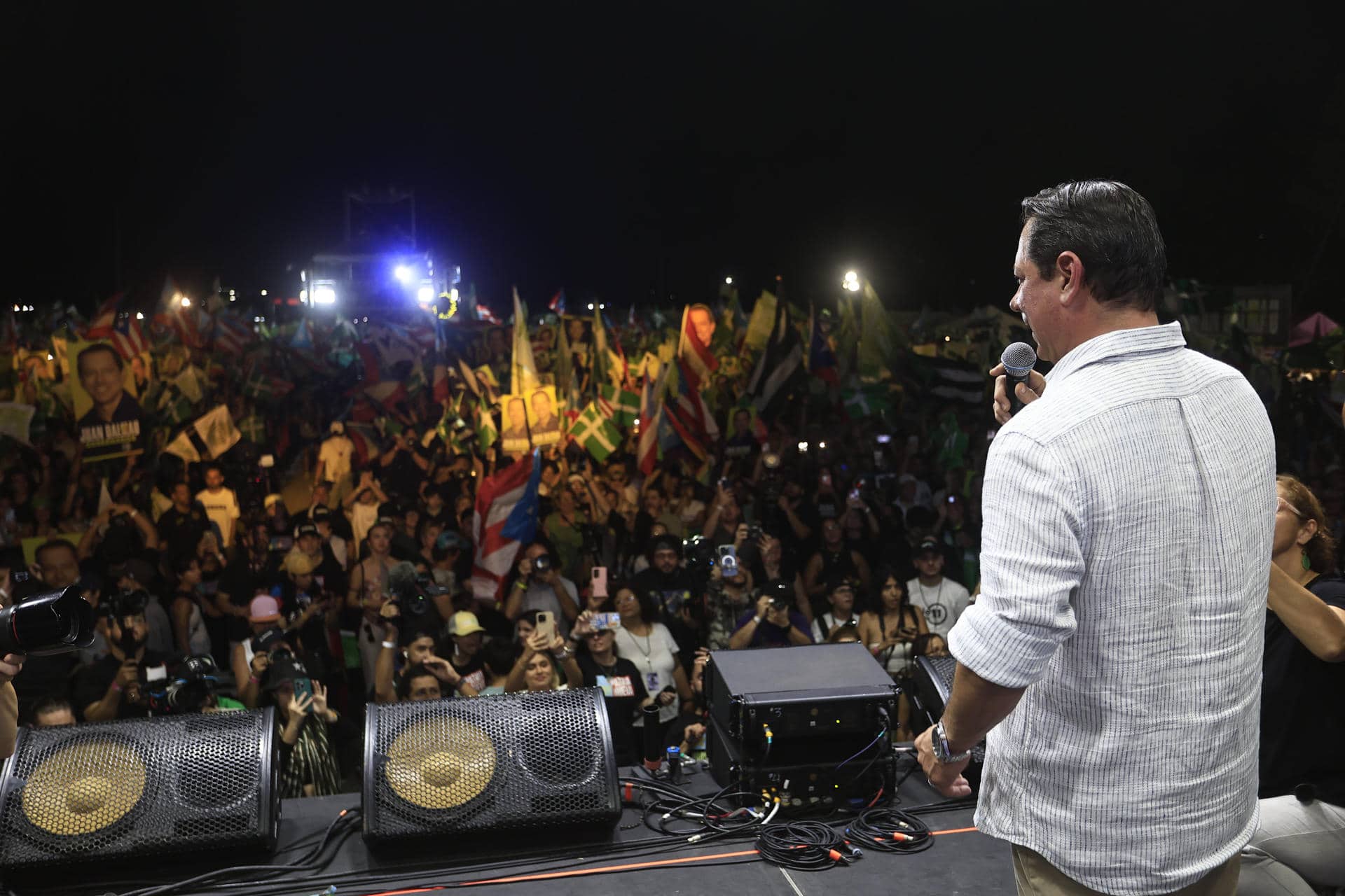 El candidato por el Partido Independentista a la Gobernación, Juan Dalmau habla durante el cierre de campaña de la alianza entre el Partido Independentista y Victoria Ciudadana este domingo, en San Juan (Puerto Rico). EFE/ Thais Llorca